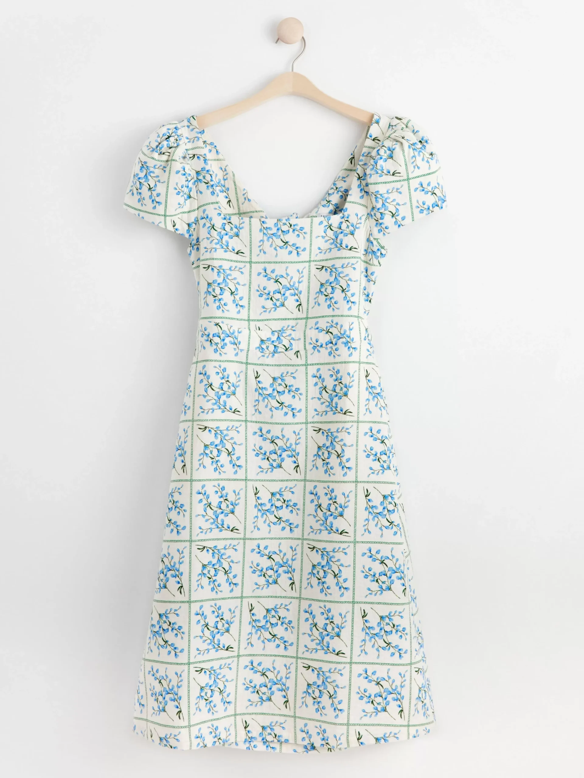Klänningar>Lindex Blommig Midiklanning – Curated By Elsa & Sofia Blue