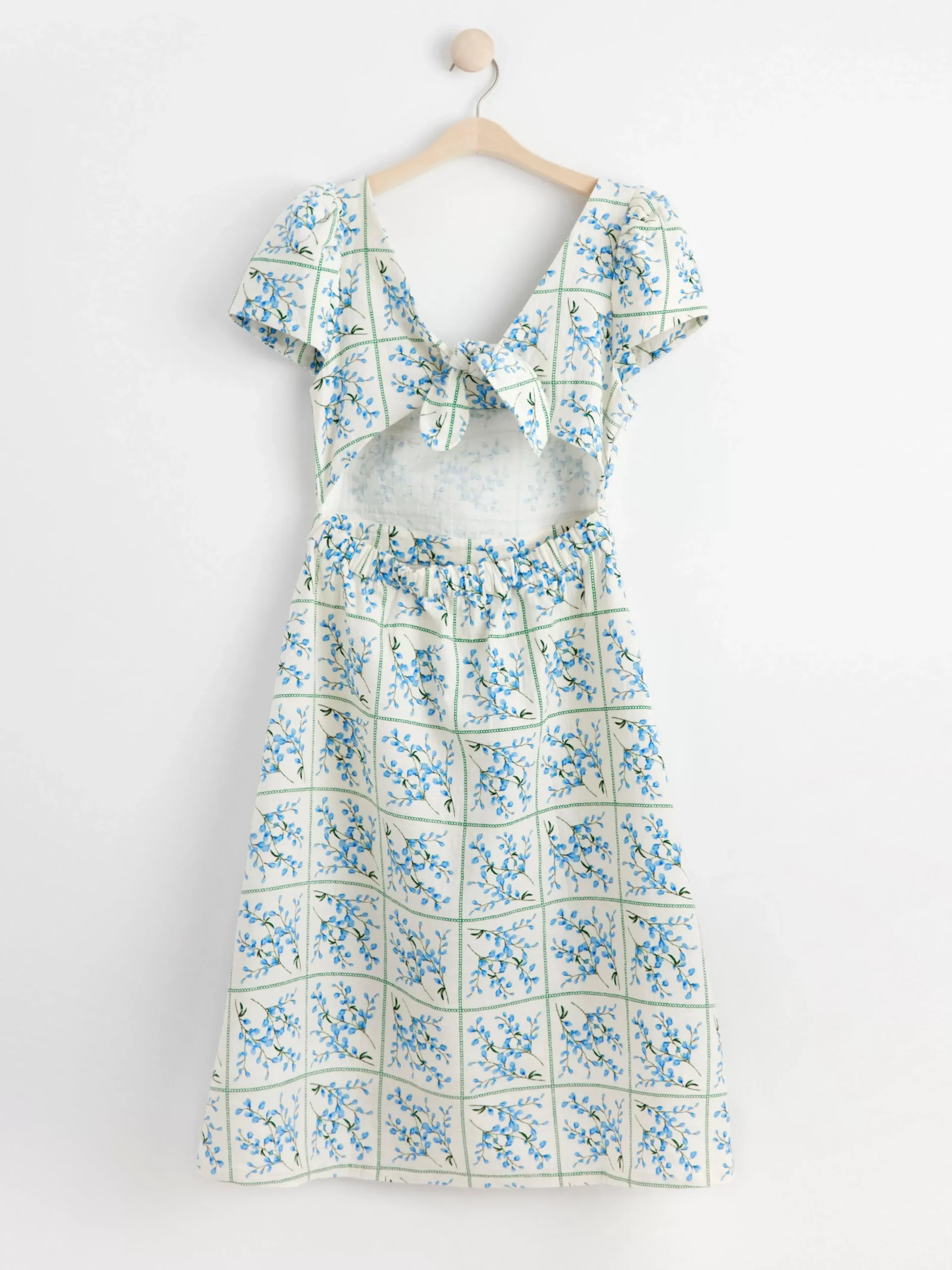 Klänningar>Lindex Blommig Midiklanning – Curated By Elsa & Sofia Blue