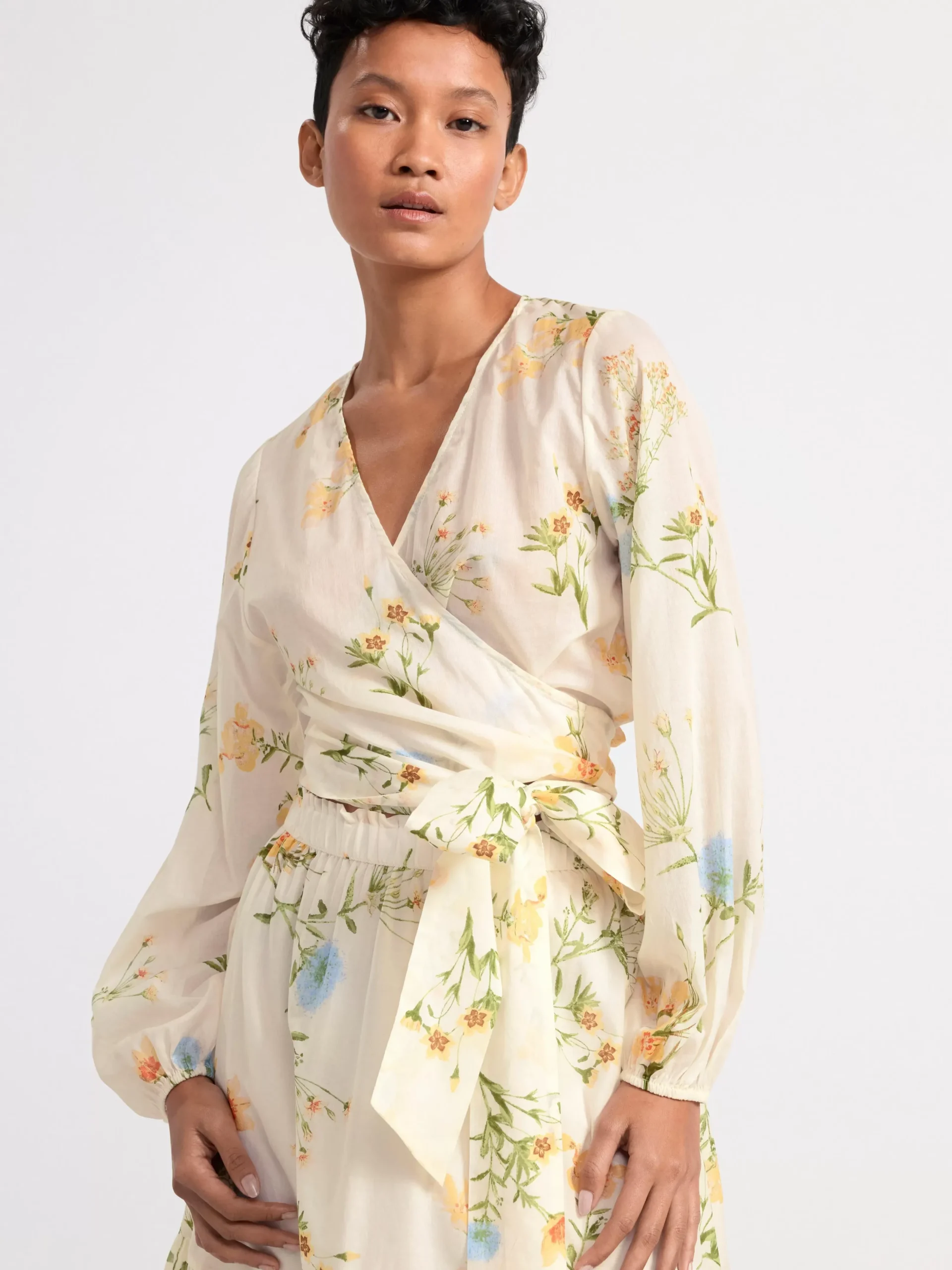 Blusar & Skjortor>Lindex Blommig Omlottblus Light White