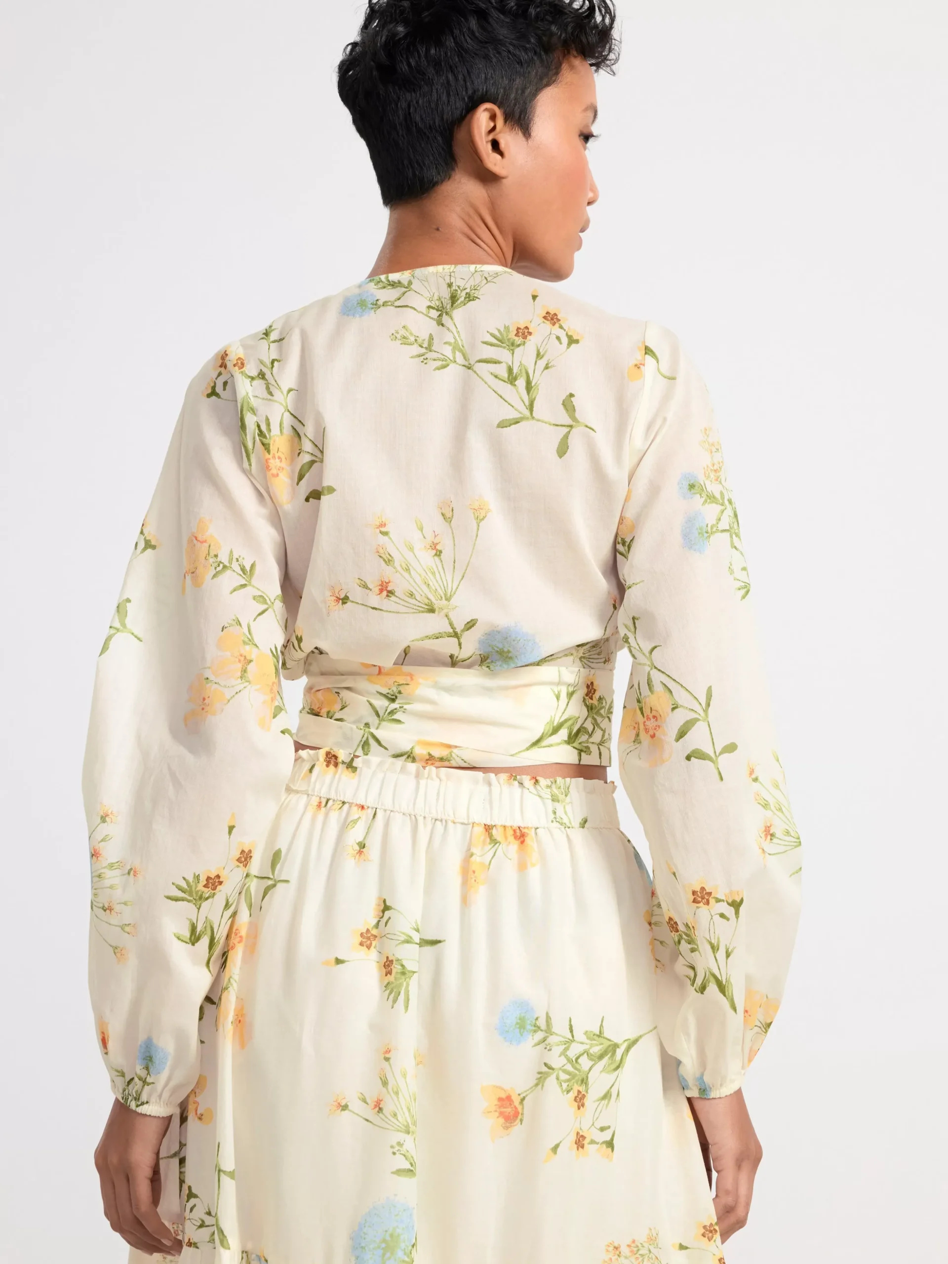 Blusar & Skjortor>Lindex Blommig Omlottblus Light White