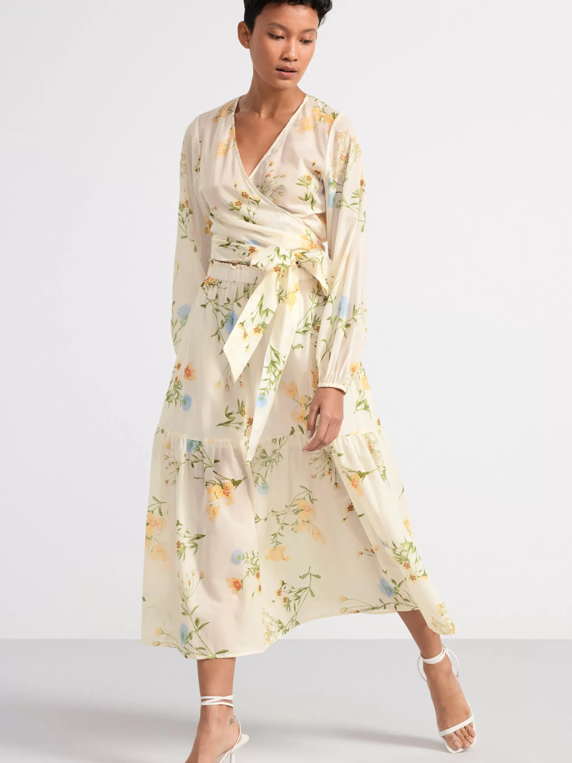 Blusar & Skjortor>Lindex Blommig Omlottblus Light White