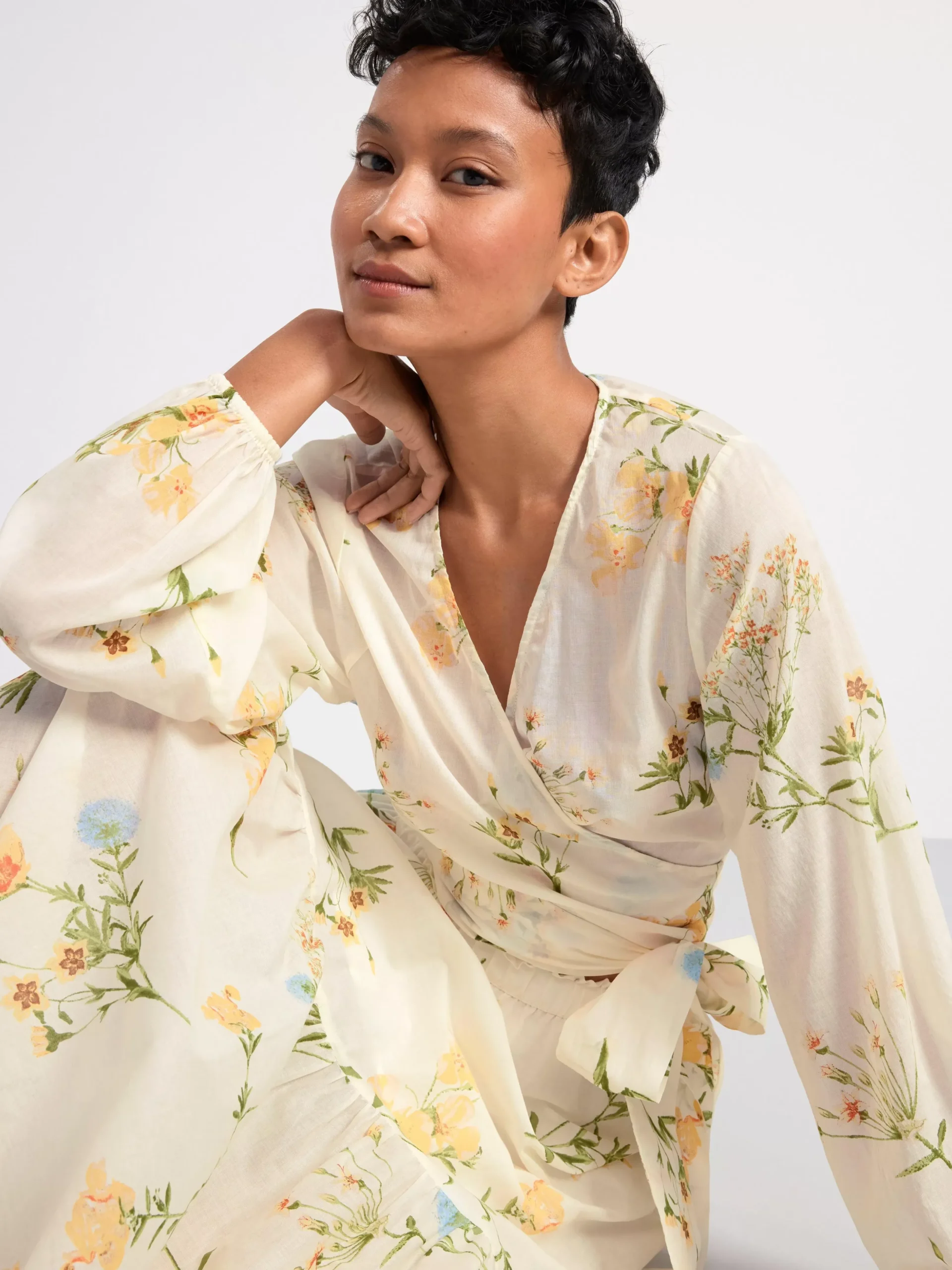 Blusar & Skjortor>Lindex Blommig Omlottblus Light White