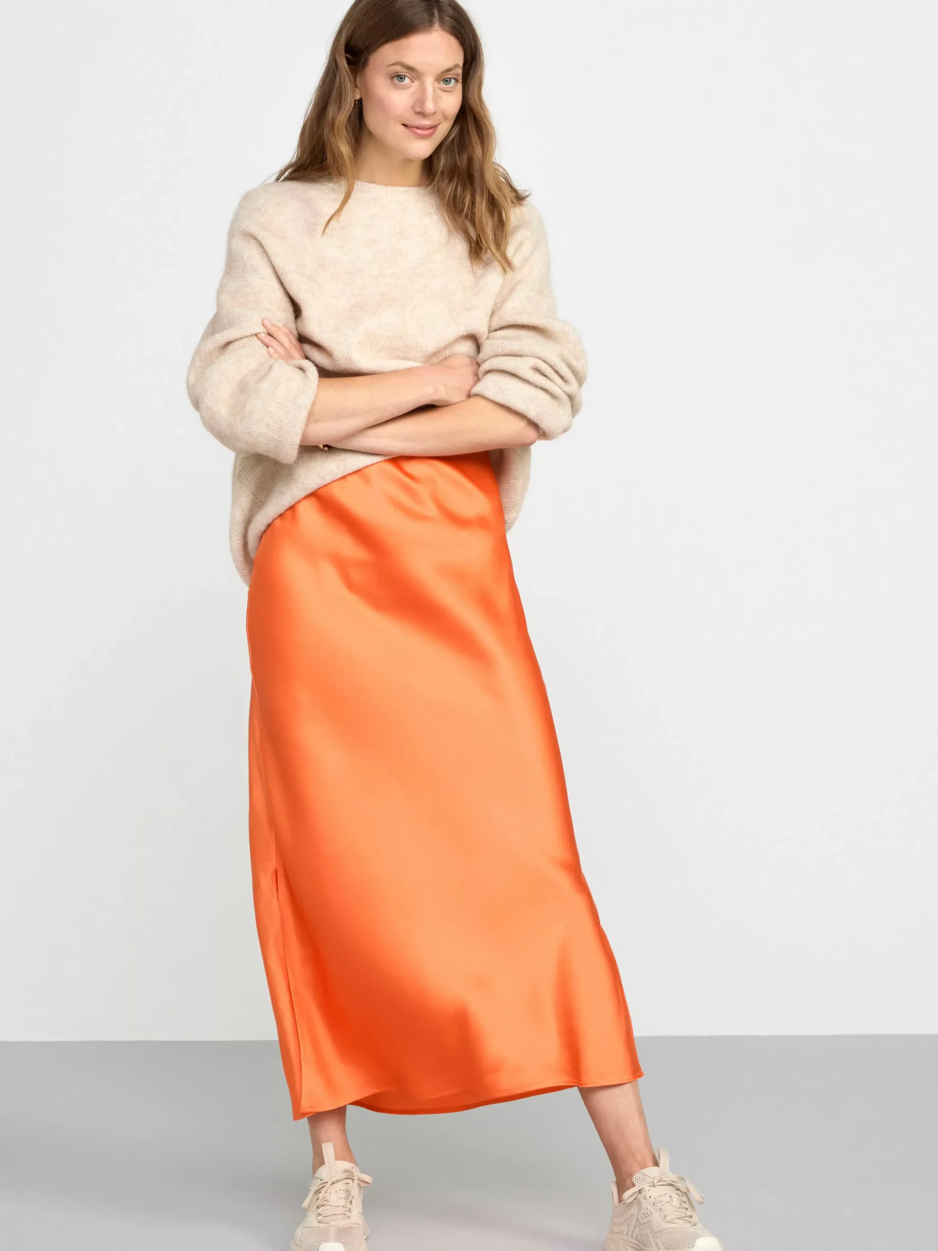 Klänningar>Lindex Boljande Satinklanning Med Smala Axelband Light Orange