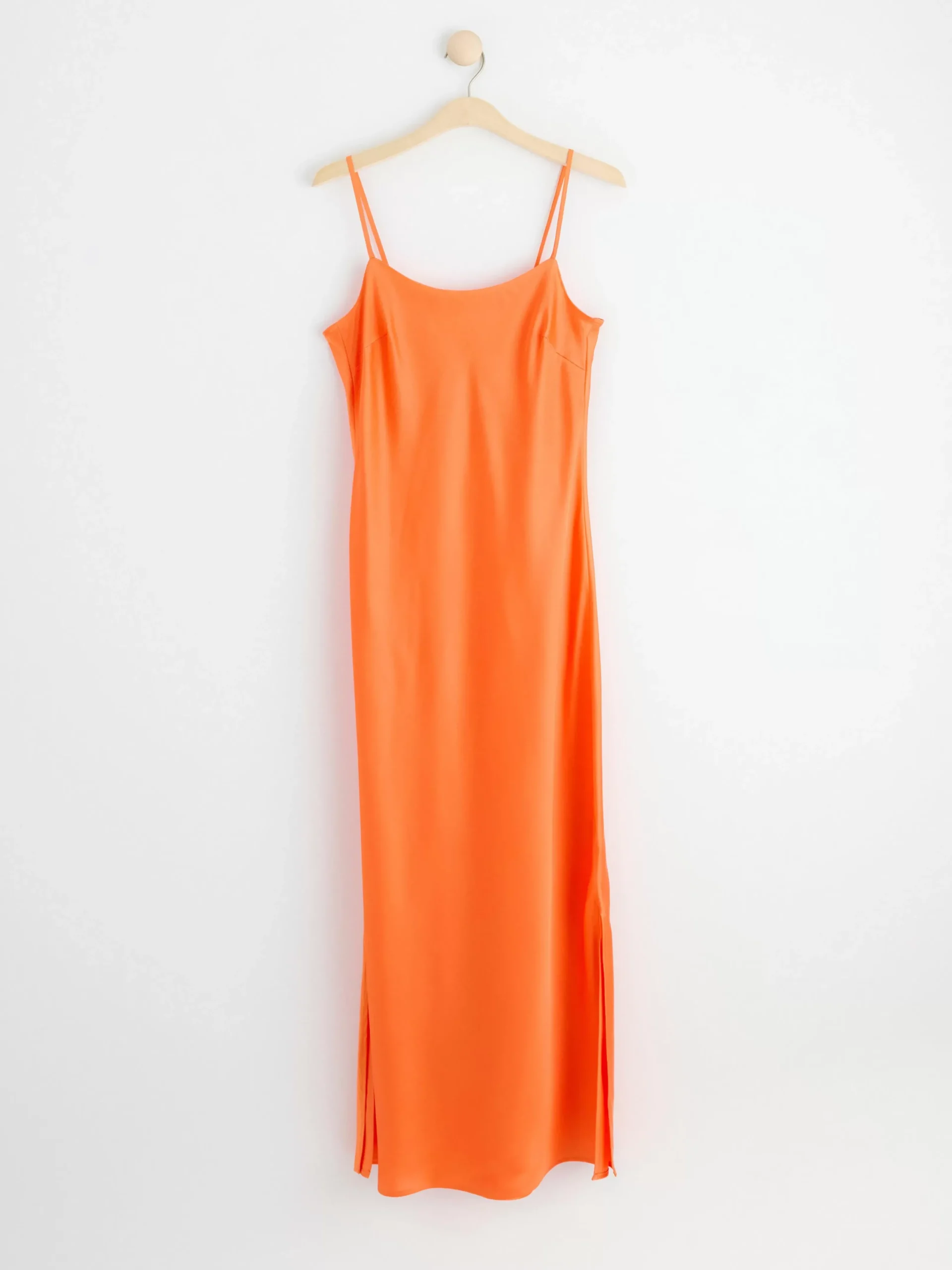 Klänningar>Lindex Boljande Satinklanning Med Smala Axelband Light Orange