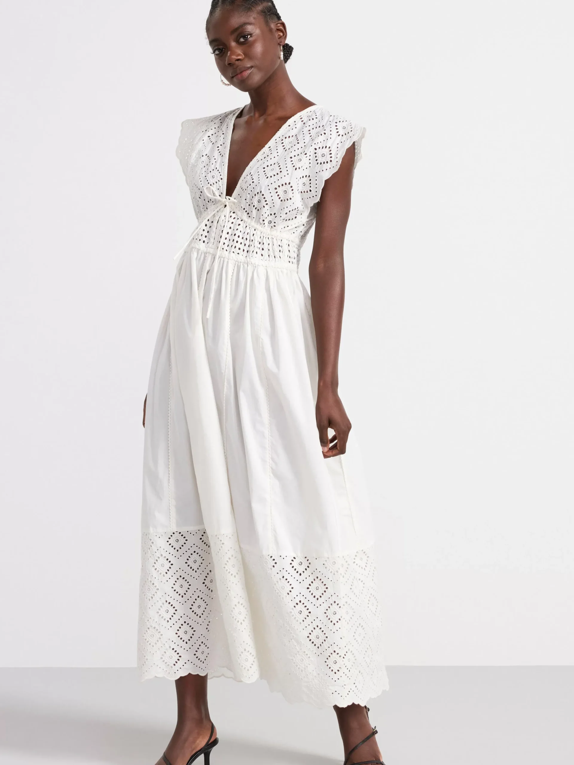 Klänningar>Lindex Broderie Anglaise Klanning – Curated By Elsa & Sofia Off White