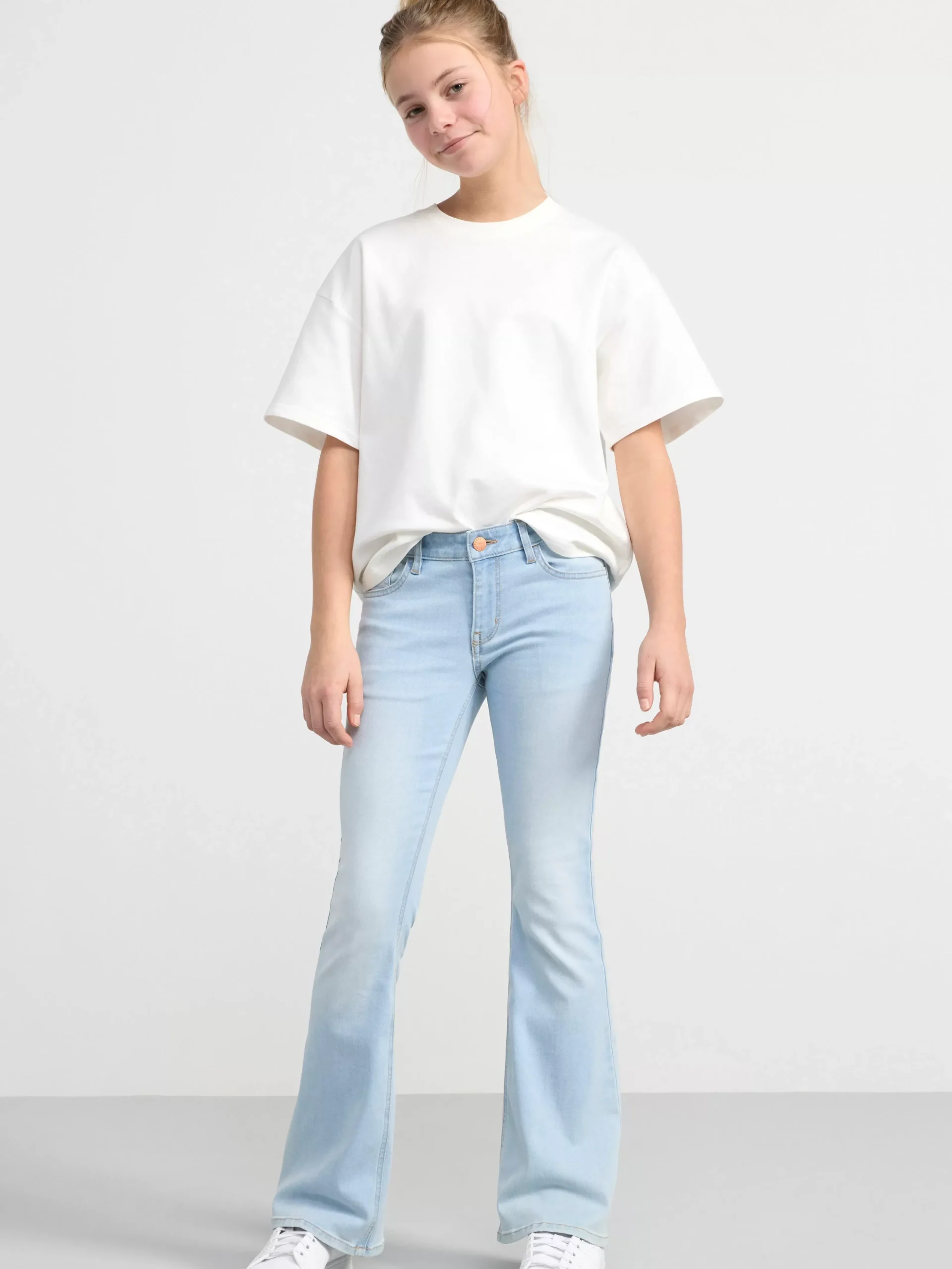 Jeans>Lindex Freja Jeans Med Utsvangt Ben, Superstretch Och Normalhog Midja Light Denim