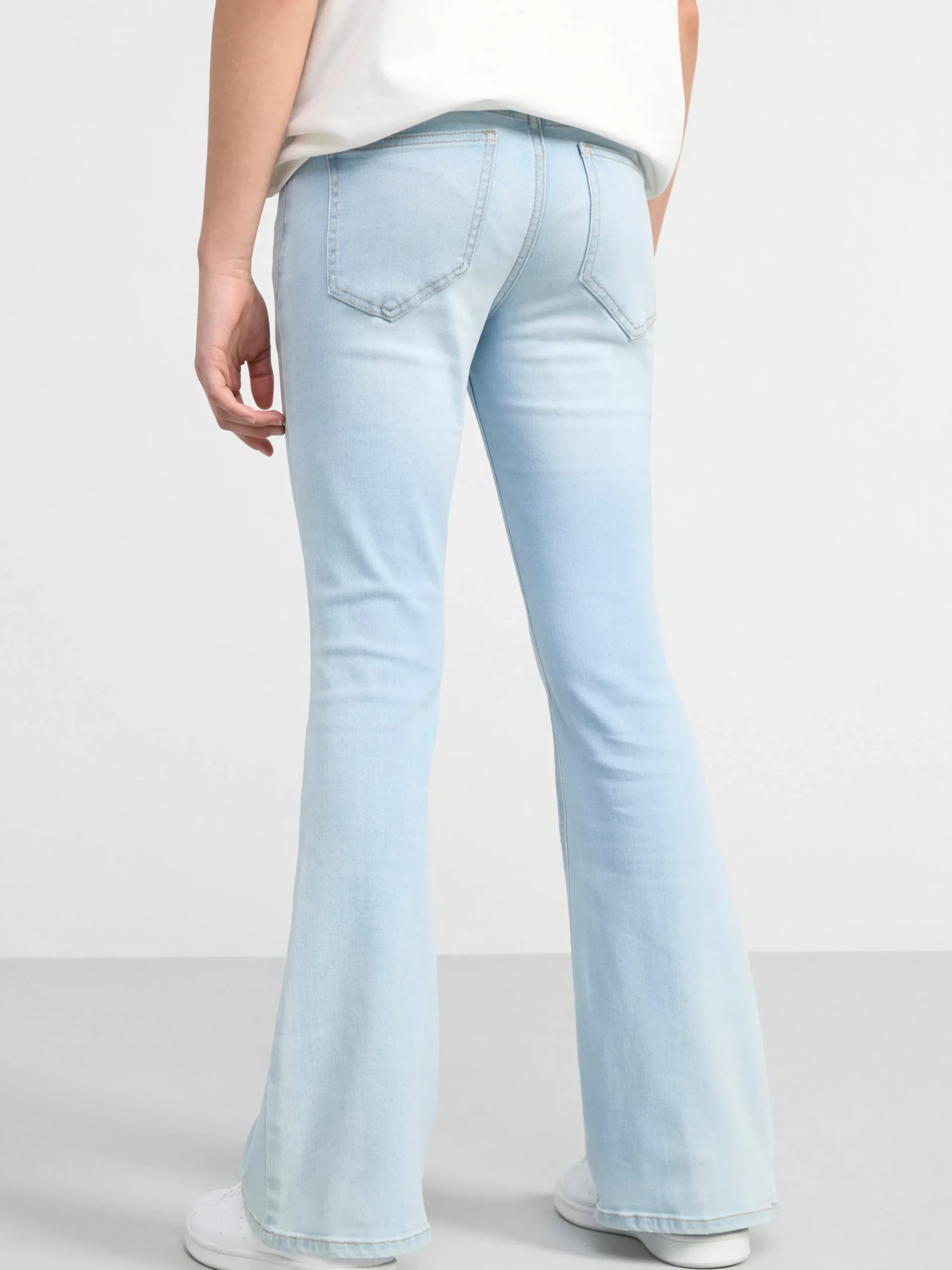 Jeans>Lindex Freja Jeans Med Utsvangt Ben, Superstretch Och Normalhog Midja Light Denim