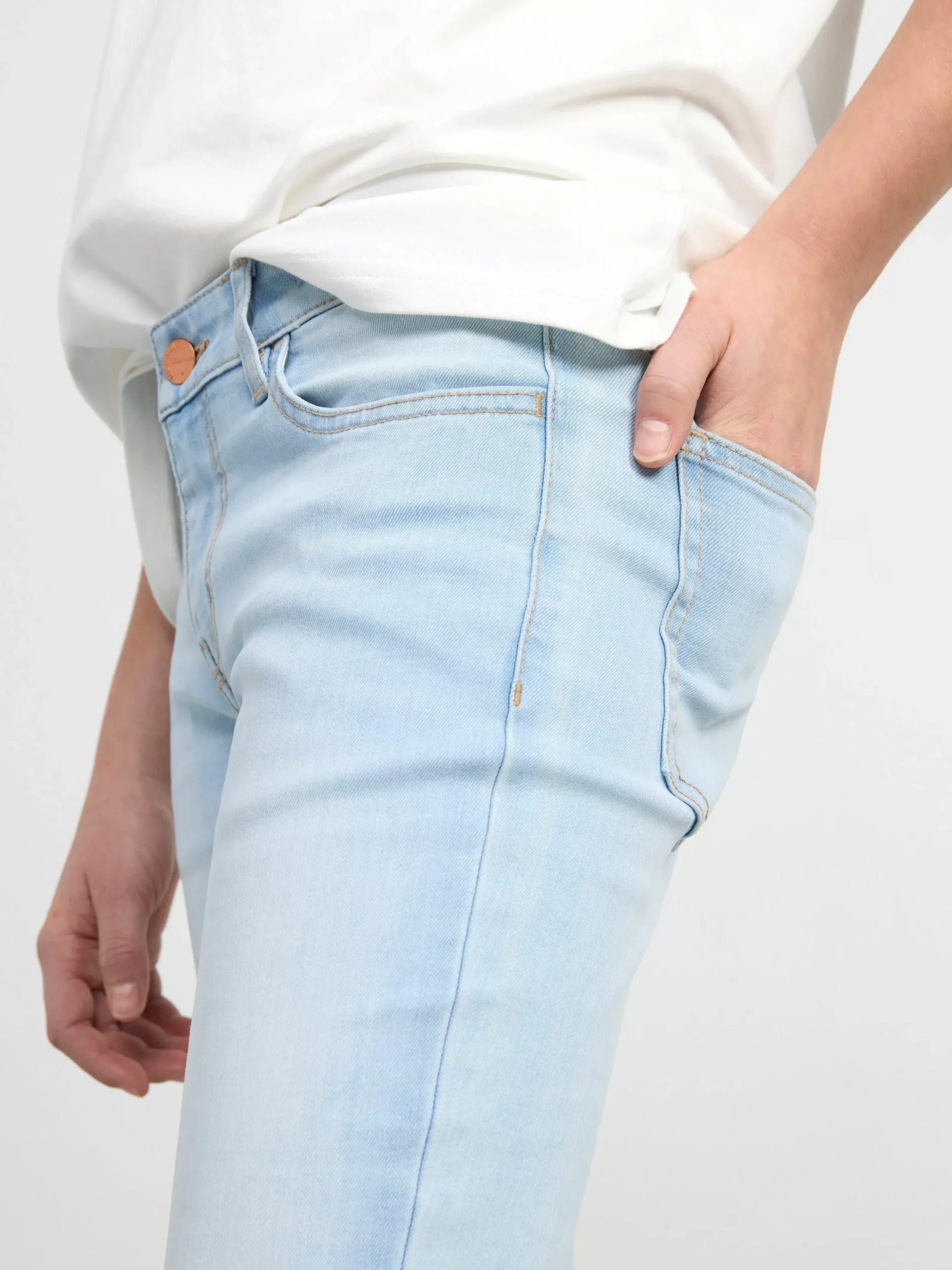 Jeans>Lindex Freja Jeans Med Utsvangt Ben, Superstretch Och Normalhog Midja Light Denim