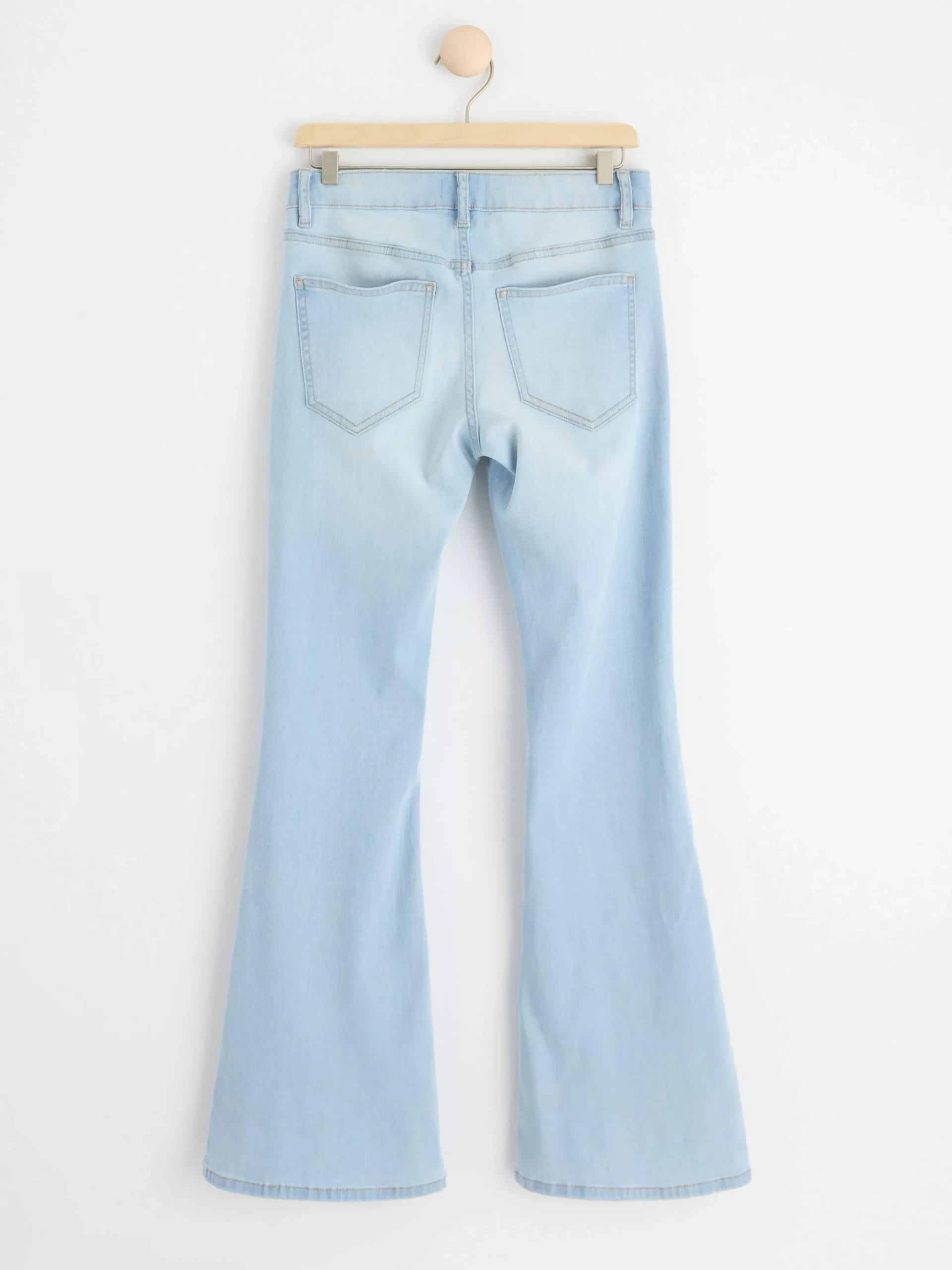 Jeans>Lindex Freja Jeans Med Utsvangt Ben, Superstretch Och Normalhog Midja Light Denim