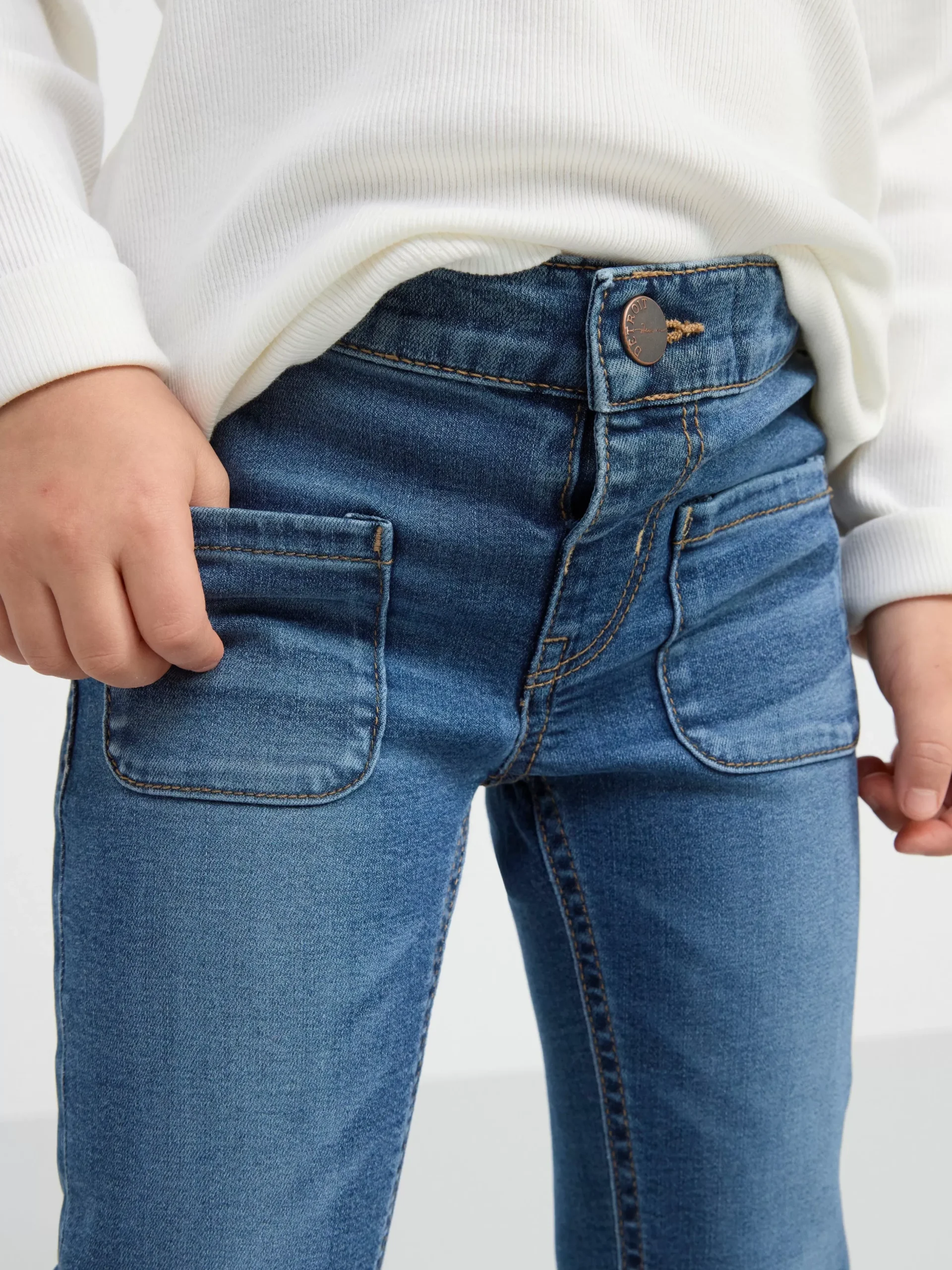Jeans>Lindex Freja Jeans Med Utsvangt Ben Och Normalhog Midja Dark Denim