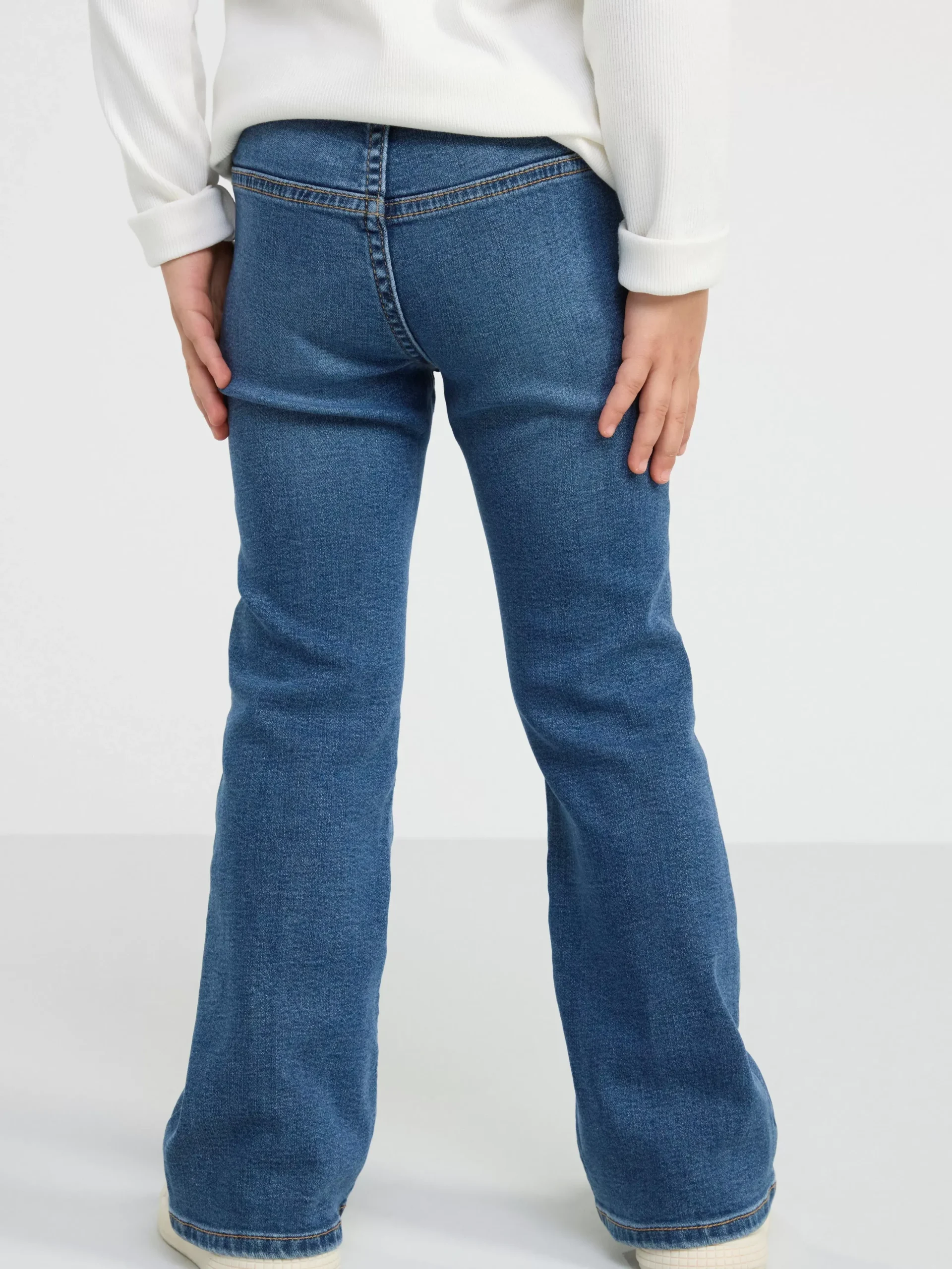 Jeans>Lindex Freja Jeans Med Utsvangt Ben Och Normalhog Midja Dark Denim