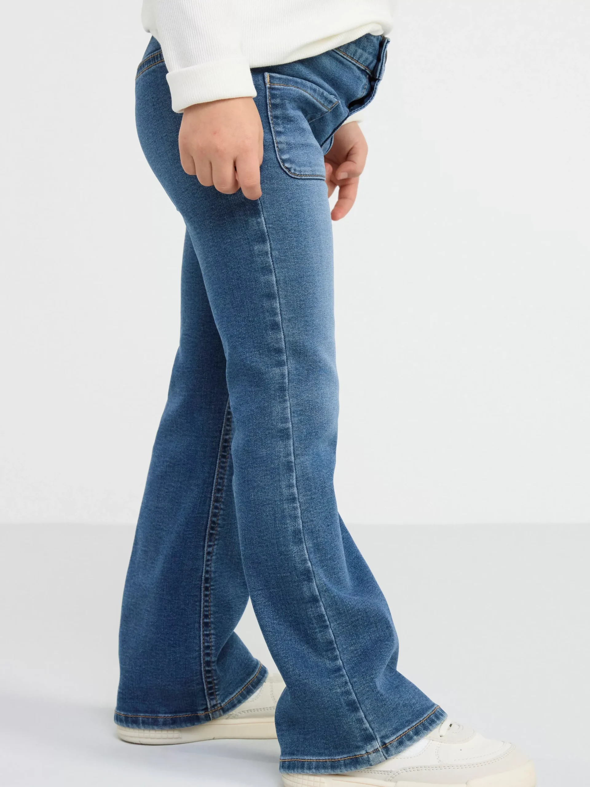 Jeans>Lindex Freja Jeans Med Utsvangt Ben Och Normalhog Midja Dark Denim