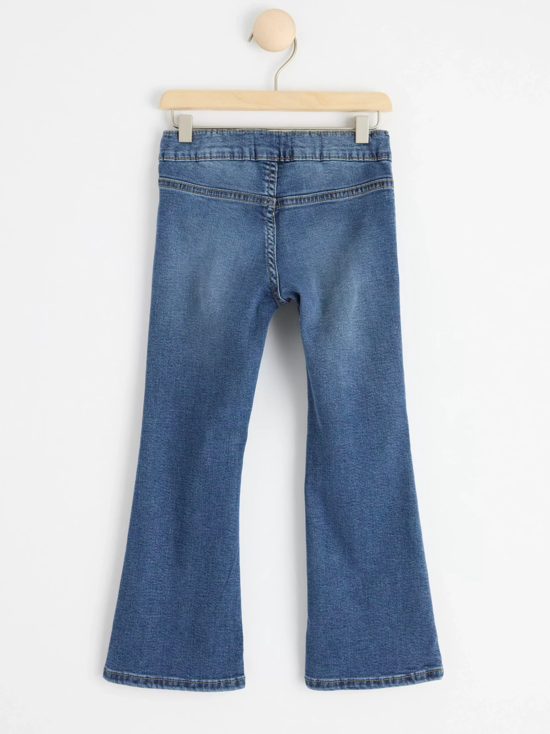 Jeans>Lindex Freja Jeans Med Utsvangt Ben Och Normalhog Midja Dark Denim