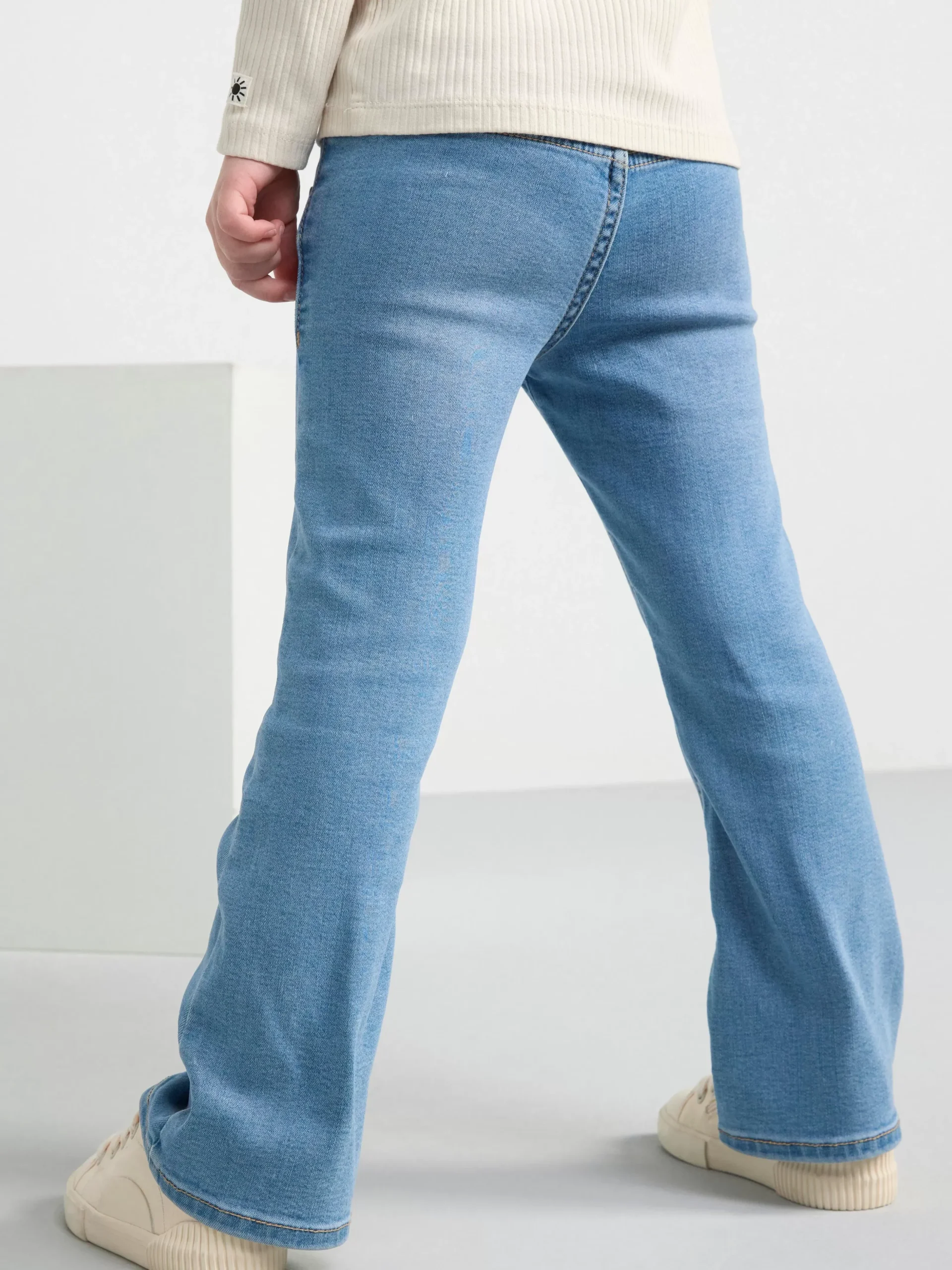 Jeans>Lindex Freja Jeans Med Utsvangt Ben Och Normalhog Midja Denim