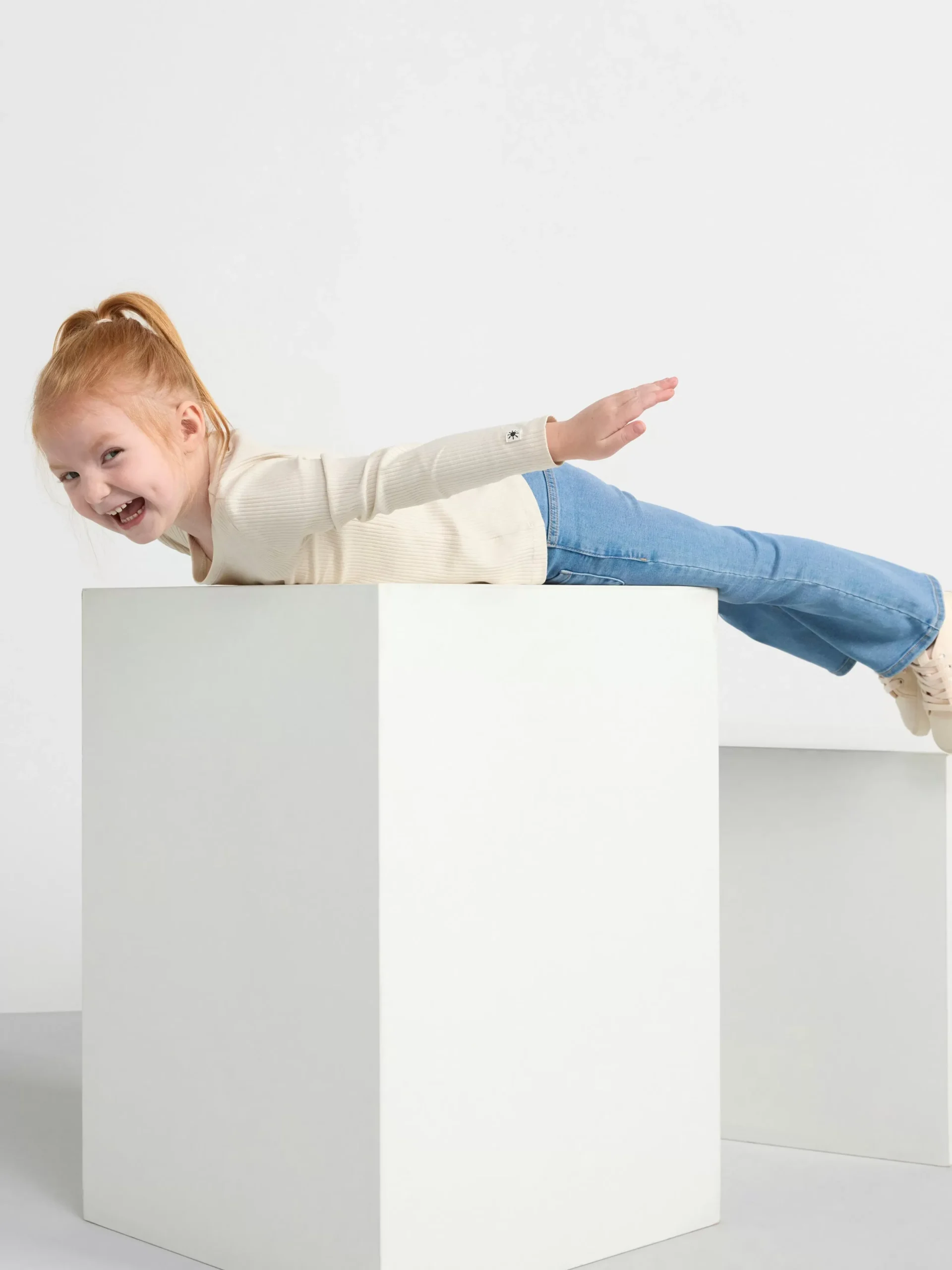 Jeans>Lindex Freja Jeans Med Utsvangt Ben Och Normalhog Midja Denim