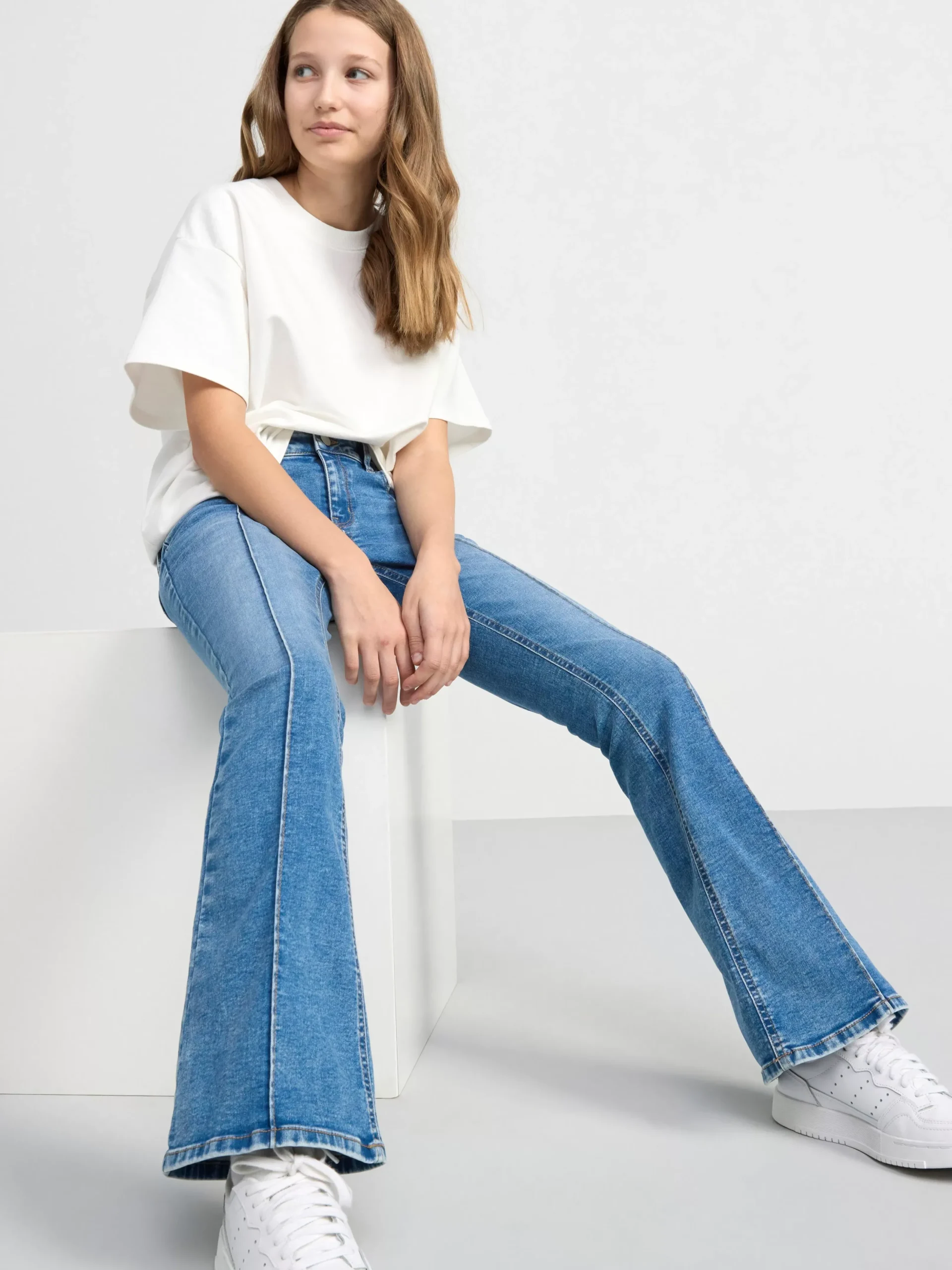 Jeans>Lindex Freja Jeans Med Utsvangt Ben Och Normalhog Midja Denim Blue