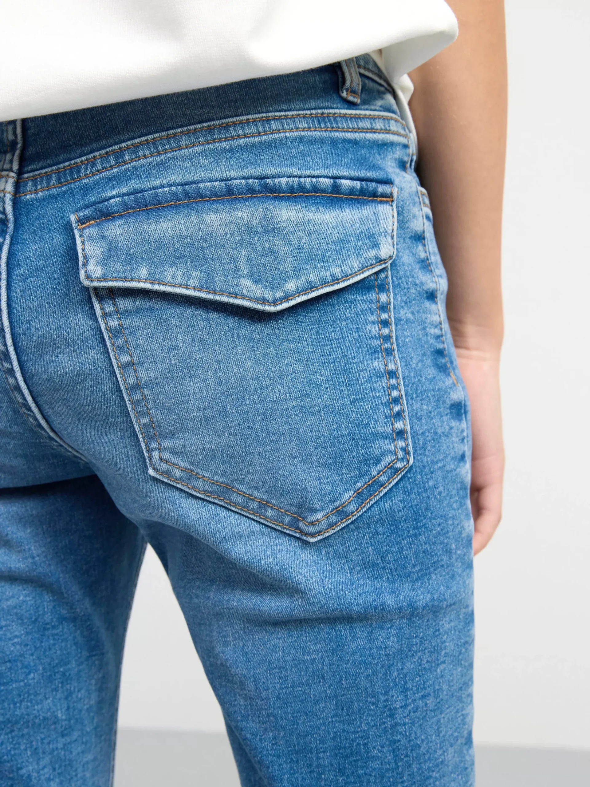 Jeans>Lindex Freja Jeans Med Utsvangt Ben Och Normalhog Midja Denim Blue