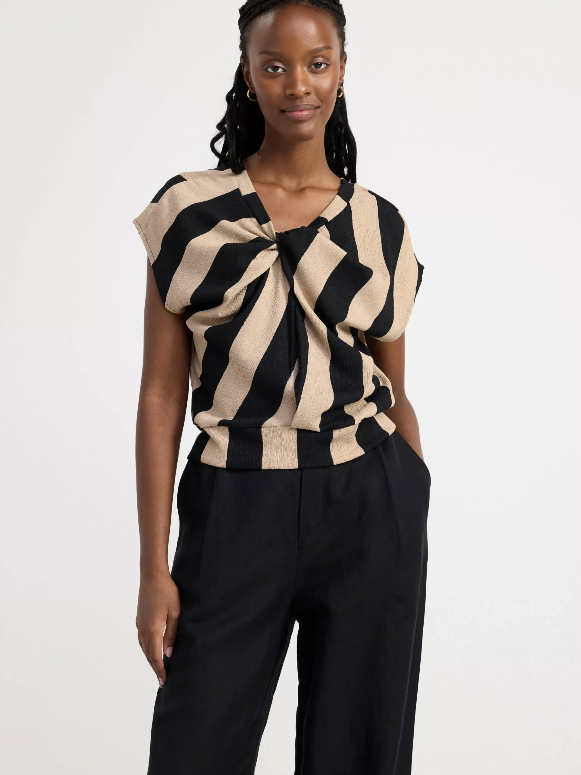 Toppar & T-Shirts>Lindex Kortarmad Topp Med Tvinnad Detalj Framtill Black
