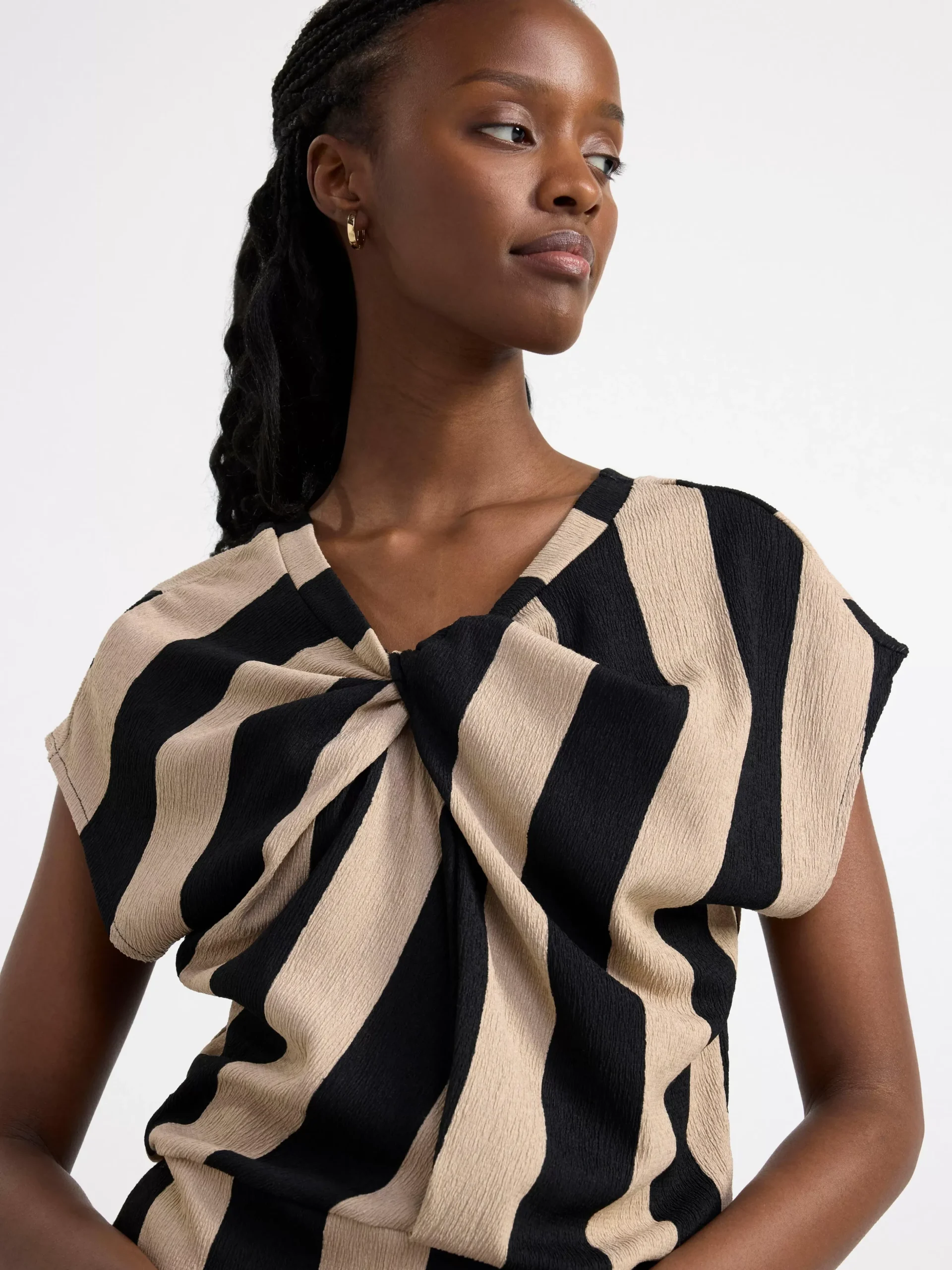 Toppar & T-Shirts>Lindex Kortarmad Topp Med Tvinnad Detalj Framtill Black