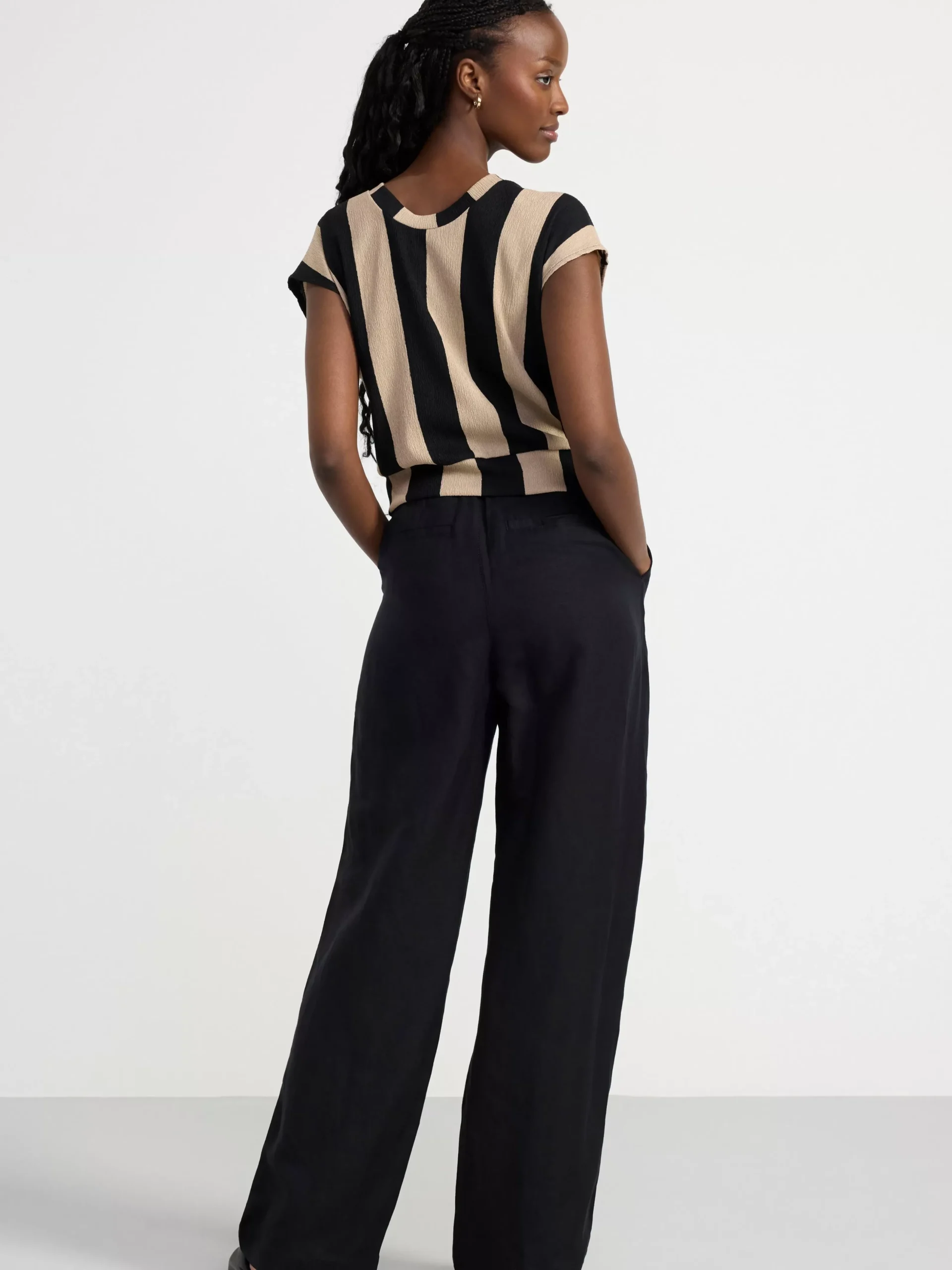 Toppar & T-Shirts>Lindex Kortarmad Topp Med Tvinnad Detalj Framtill Black