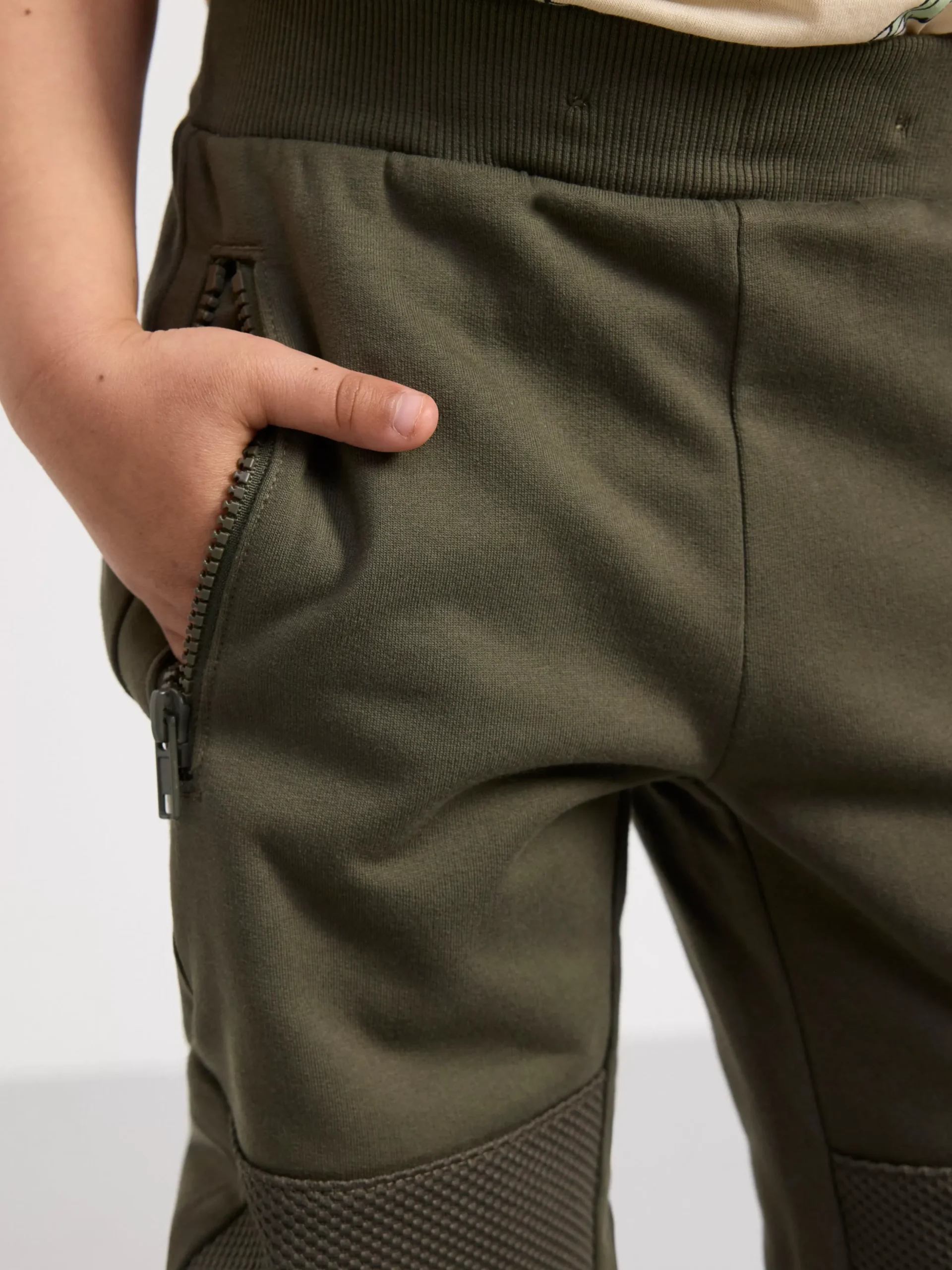 Byxor & Leggings>Lindex Mjukisbyxor Med Lappar I Mesh Pa Knana Dark Khaki Green