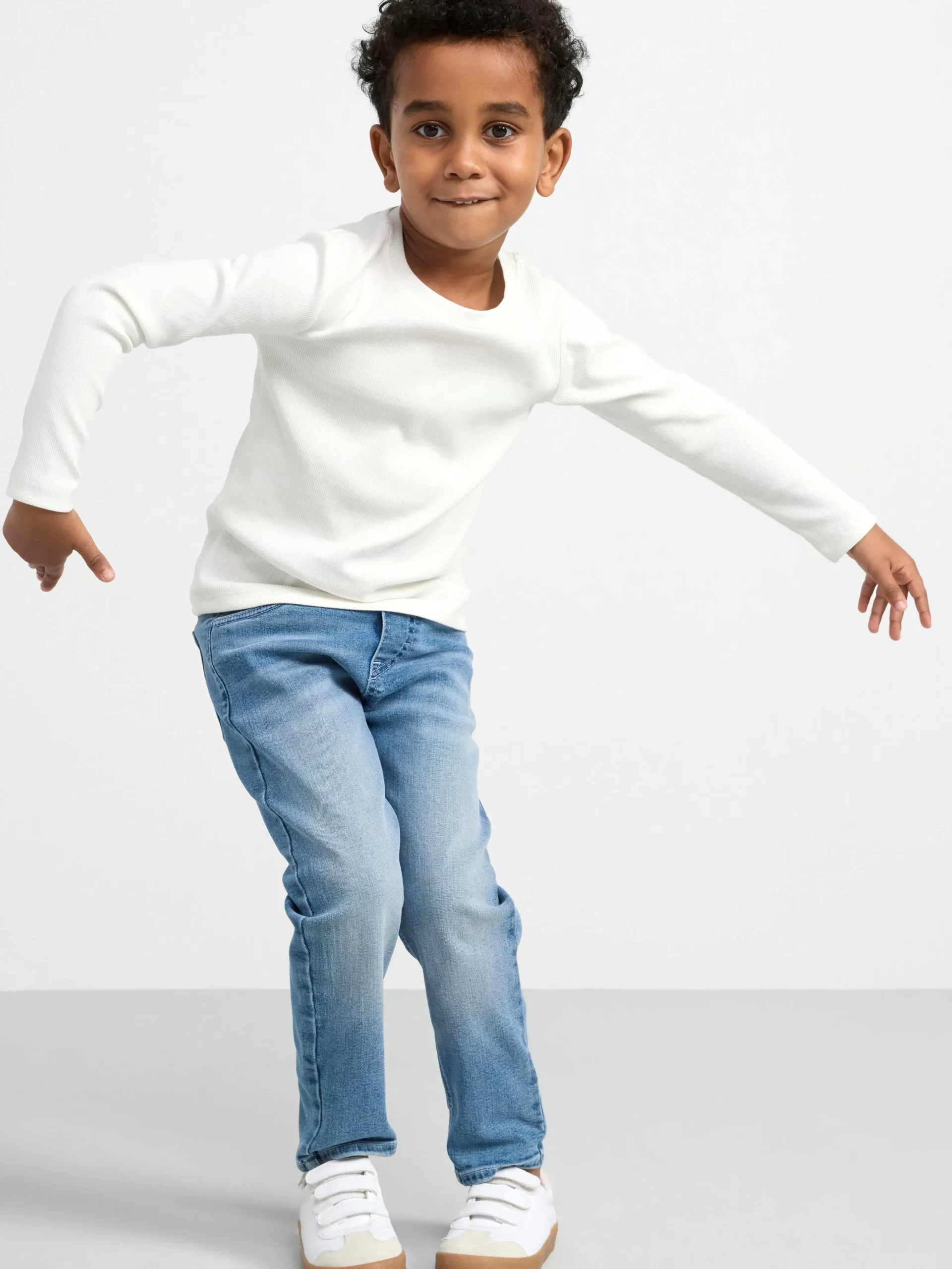 Jeans>Lindex Pull Up-Jeans Med Avsmalnat Ben Och Normalhog Midja Denim
