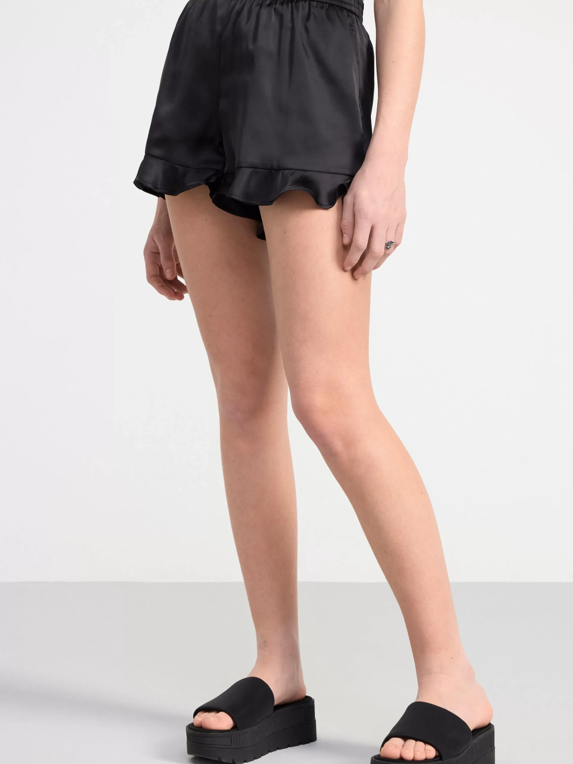 Byxor & Leggings>Lindex Shorts I Satin Med Volanger Black