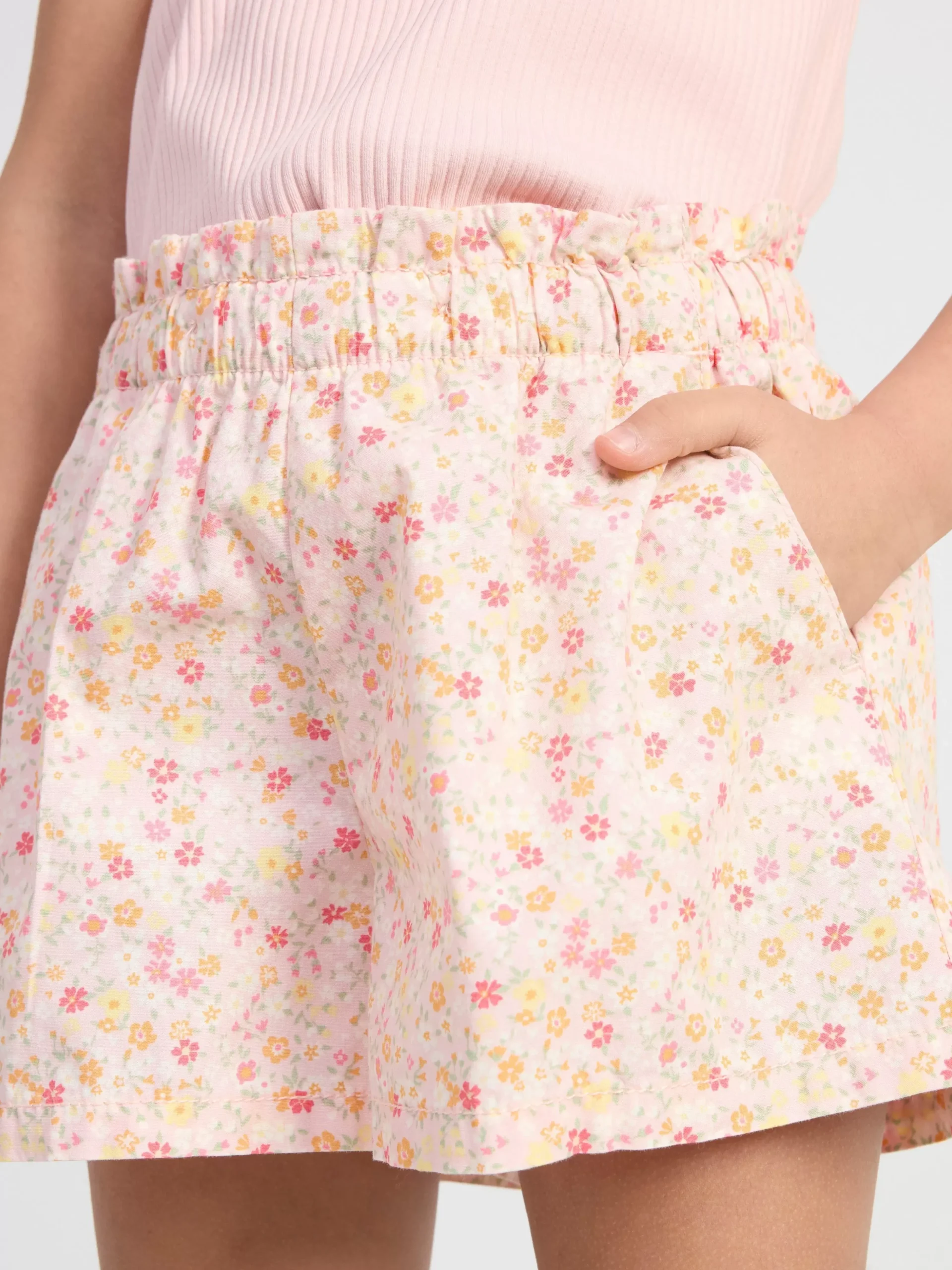Byxor & Leggings>Lindex Shorts Med Hog Midja, Avsmalnade Ben Och Midja I Paperbag-Stil Light Pink