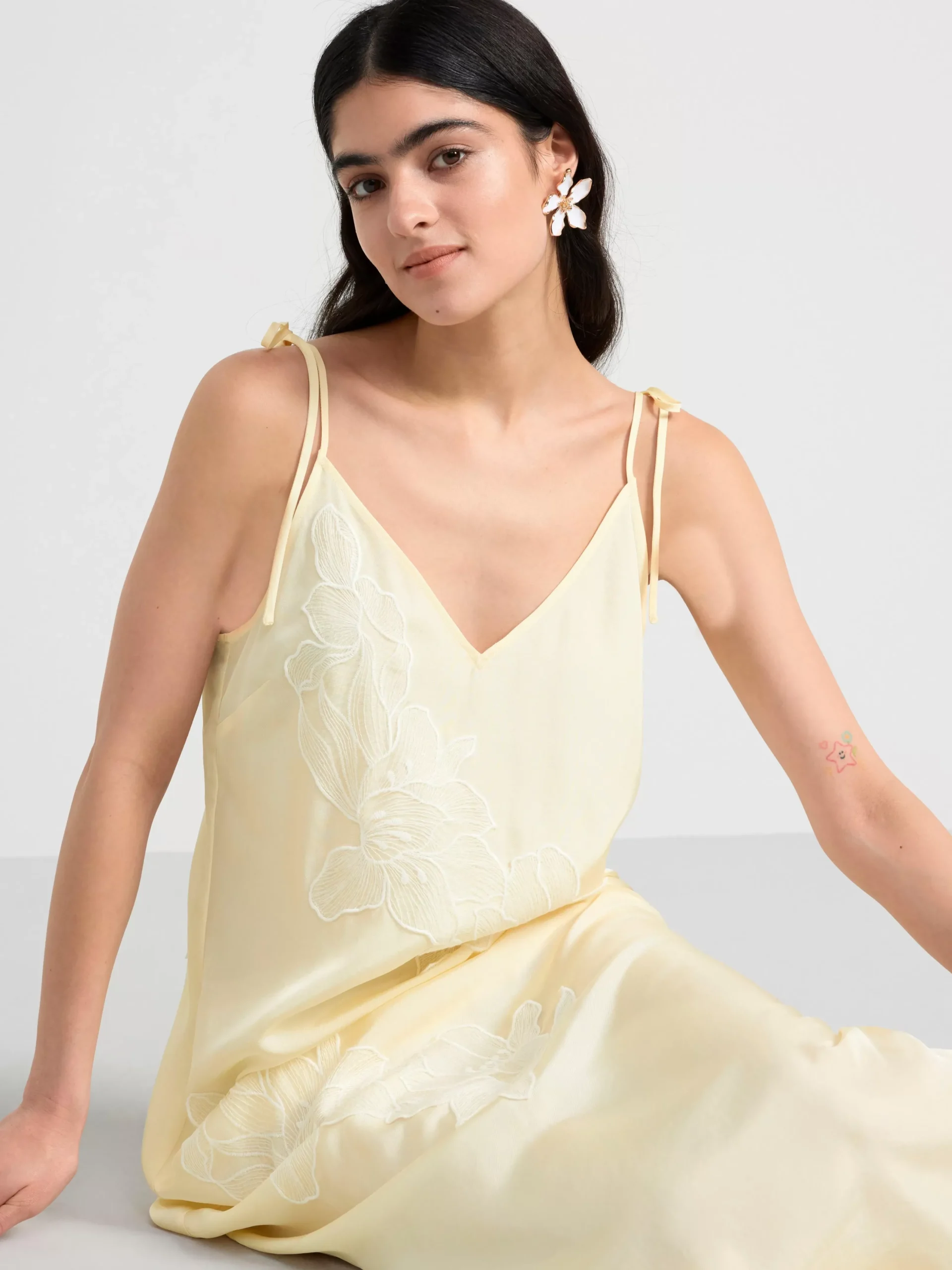 Klänningar>Lindex Slipklanning I Satin Med Blommor Off White