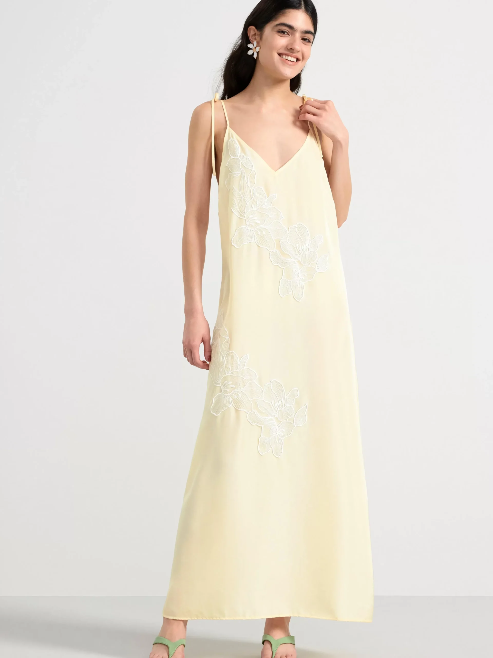 Klänningar>Lindex Slipklanning I Satin Med Blommor Off White
