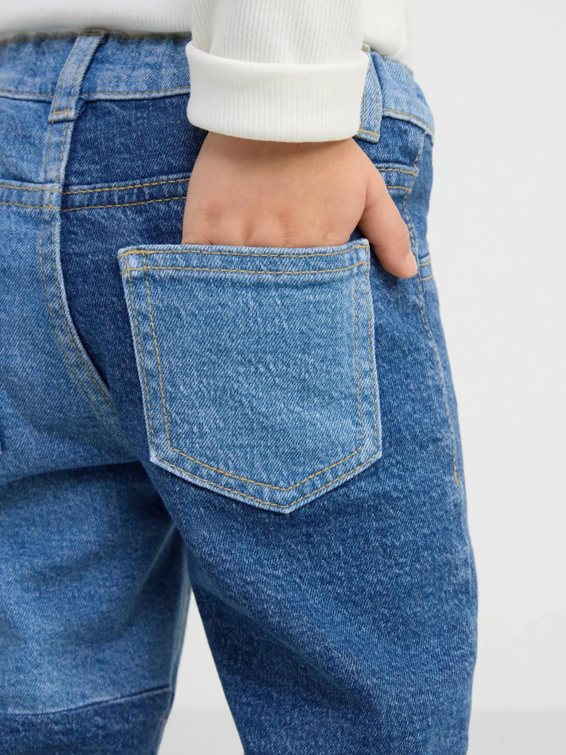 Jeans>Lindex Stina Jeans Med Rakt Ben, Normalhog Midja Och Lapptacksmonster Denim
