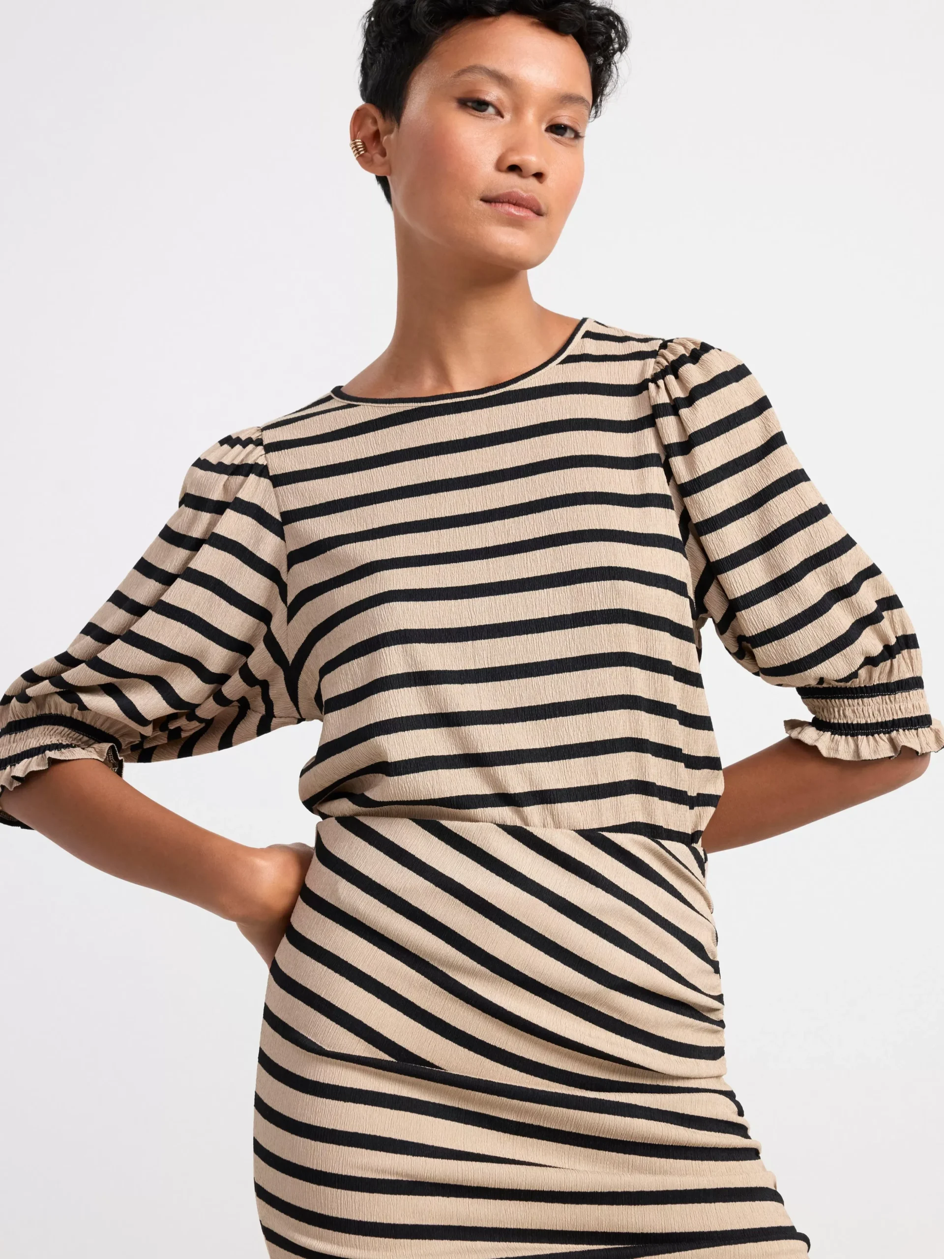 Toppar & T-Shirts>Lindex Topp Med Puffarm Och Struktur Beige