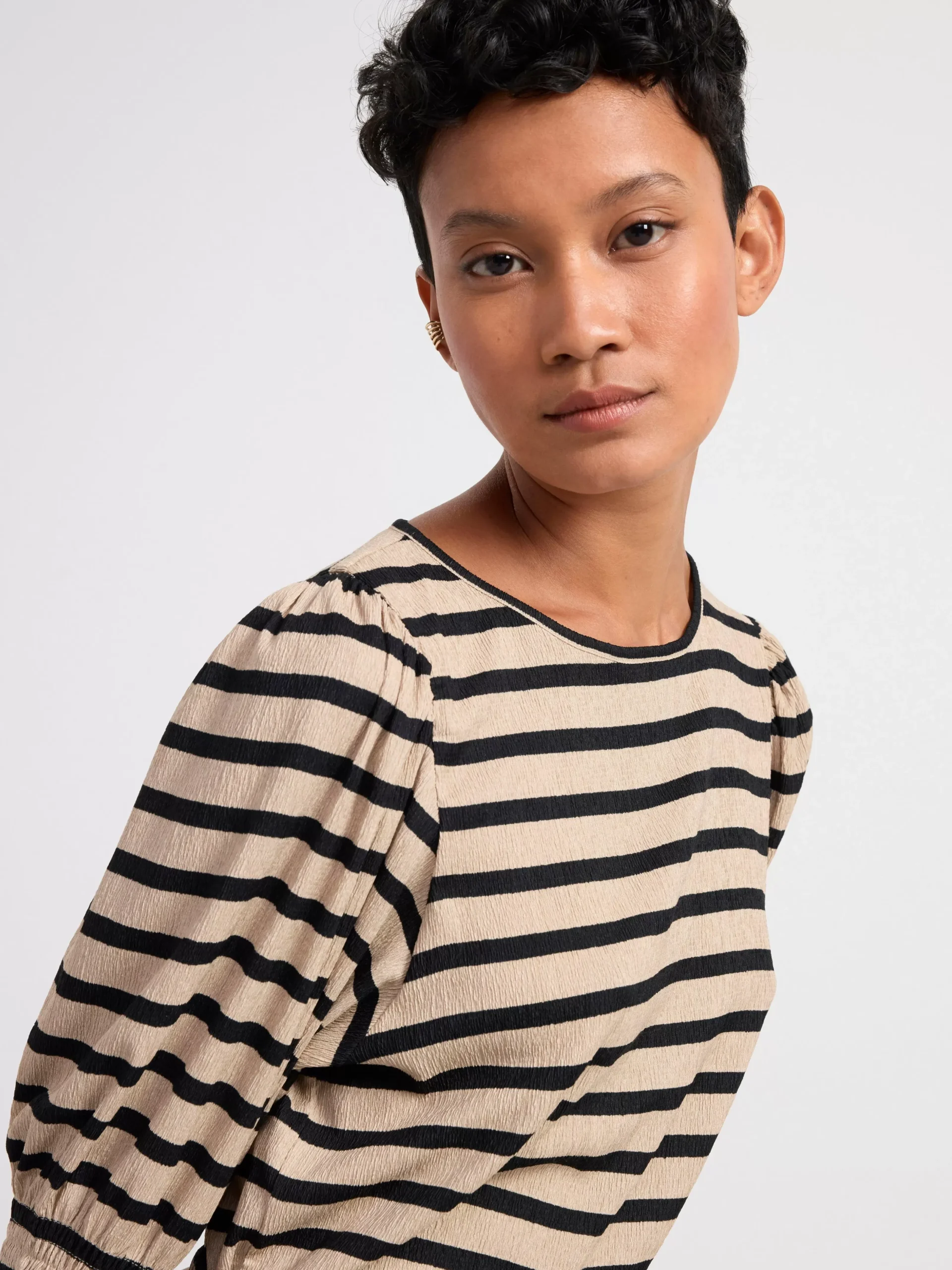 Toppar & T-Shirts>Lindex Topp Med Puffarm Och Struktur Beige