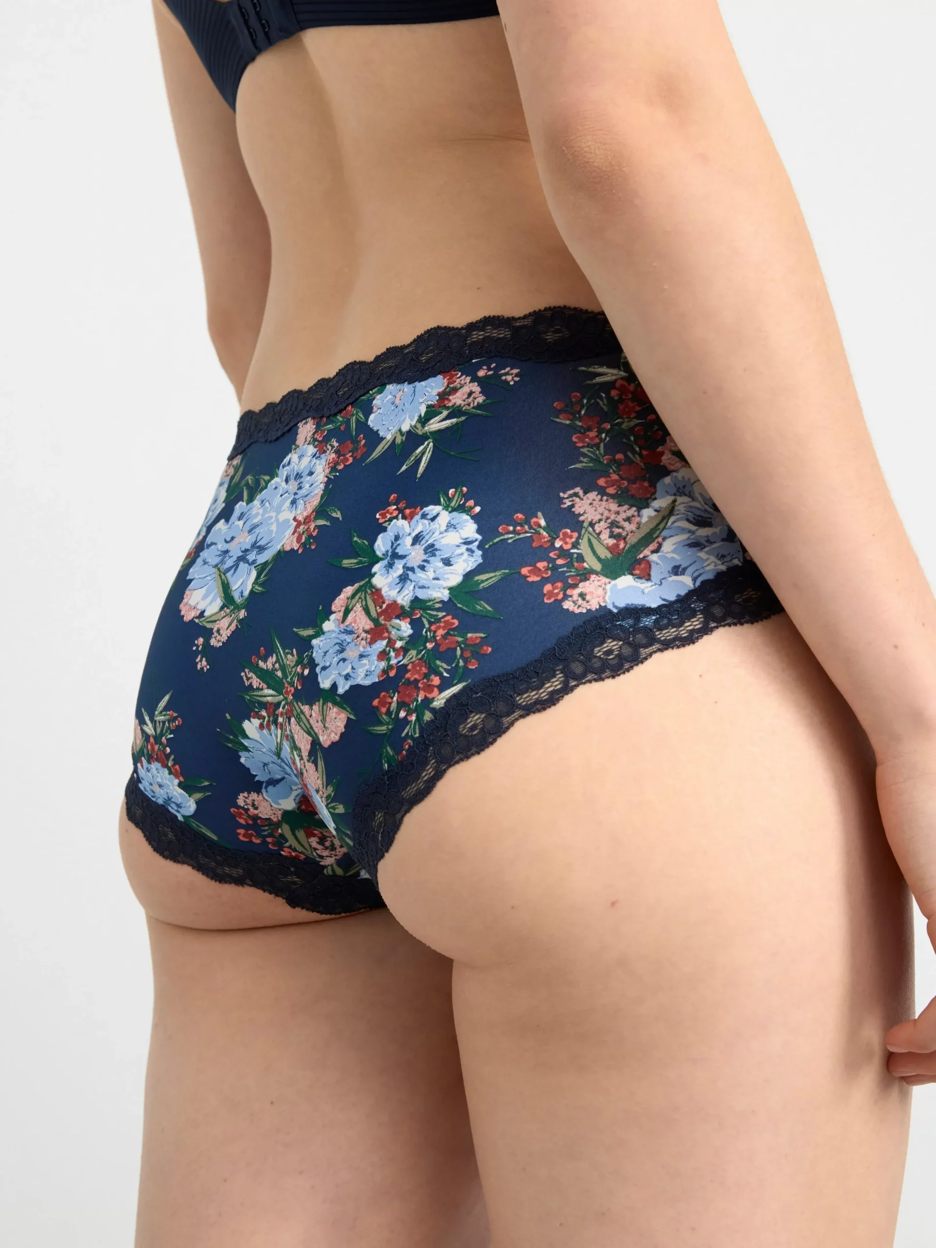 Trosor>Lindex Trosa Med Normalhog Midja Med Blommor Navy