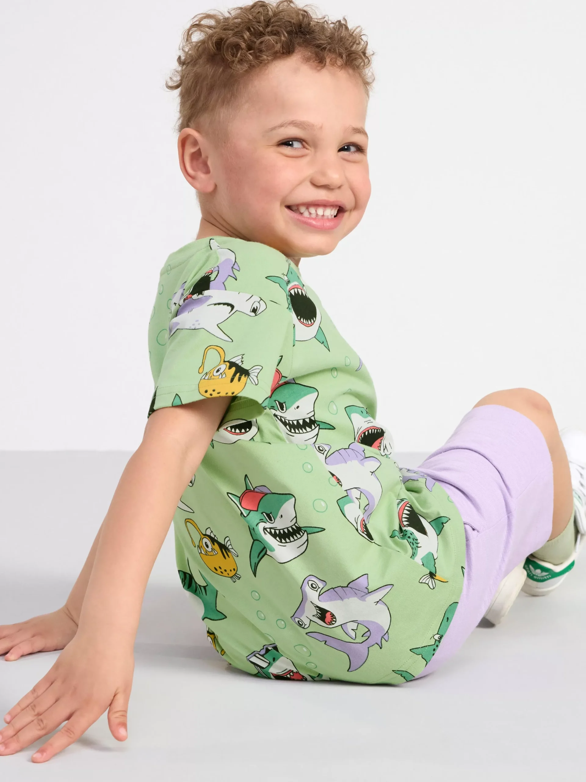Toppar & T-Shirts>Lindex T-Shirt Med Hajmonster Light Dusty Green